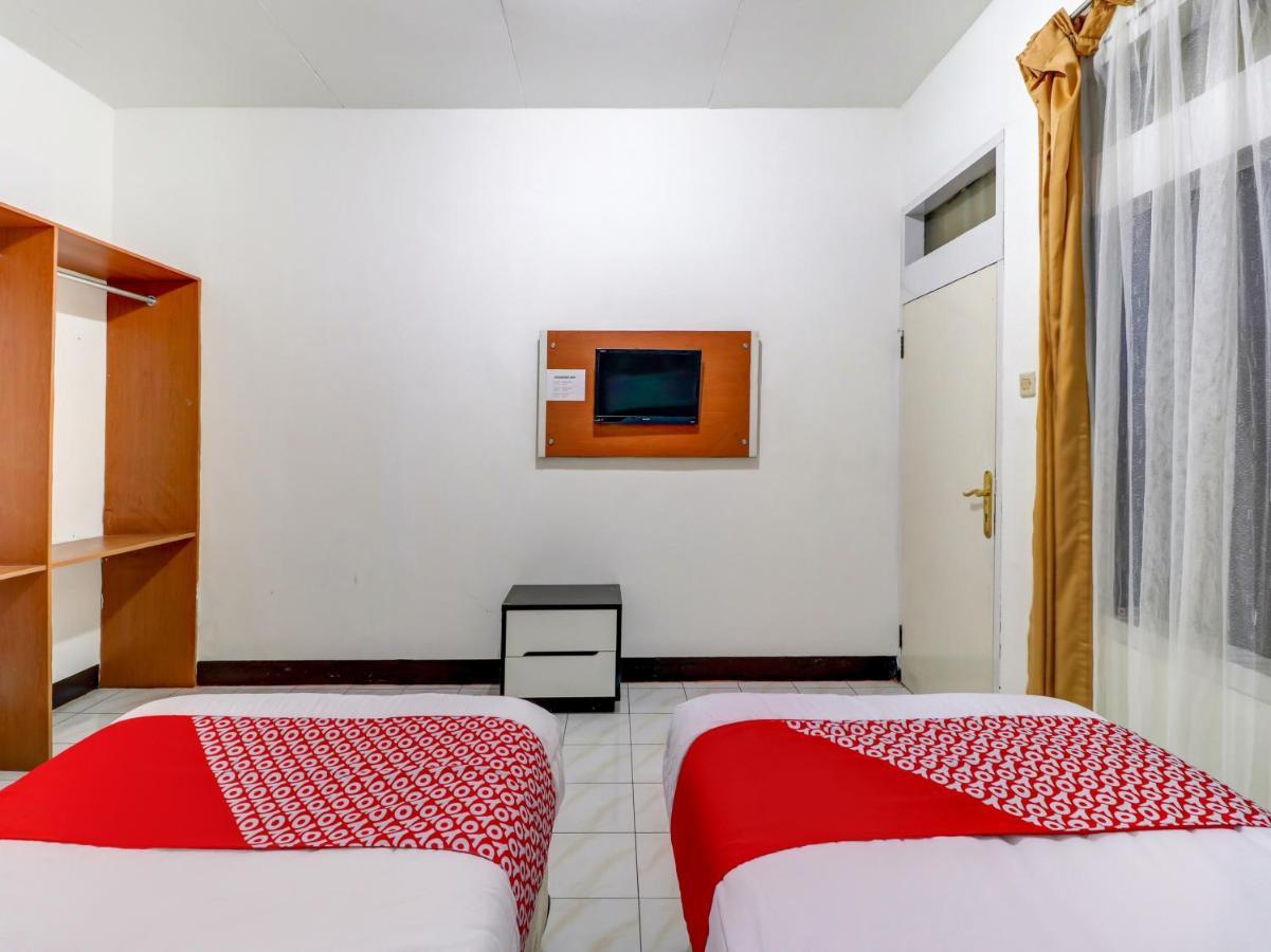Oyo 3341 Ten Guest House Бандунг Екстер'єр фото